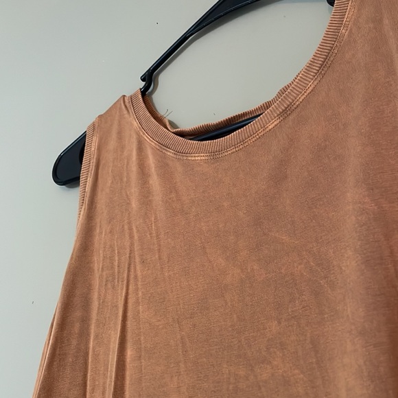 Flowy High-Low Tank - Picture 3 of 5